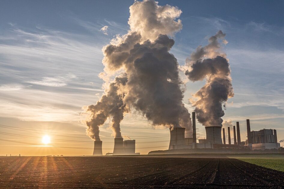 Indústrias com chaminés liberando fumaça em área urbana da China. Uso de matriz energética baseada em carvão aumenta as emissões do papel higiênico de bambu.