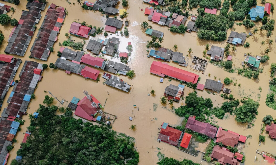 Vista aérea de cidade alagada. 