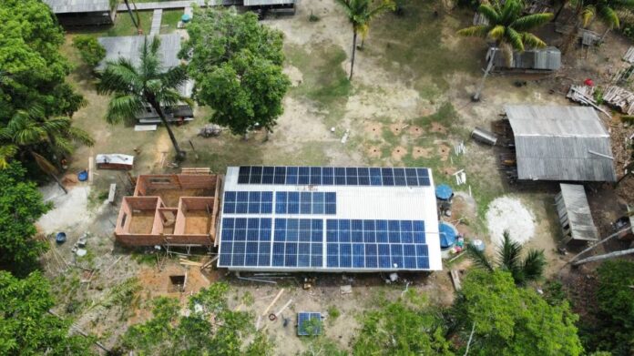 Moradores da RDS do Uatumã operam movelaria familiar com energia solar fornecida por sistema instalado pelo Idesam, eliminando o uso de geradores a diesel.