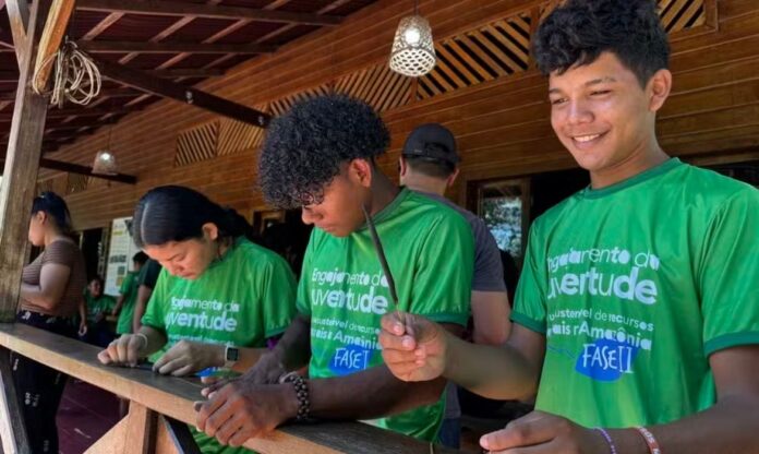 Jovens da RDS do Uatumã segurando incensos naturais produzidos no projeto do Idesam.