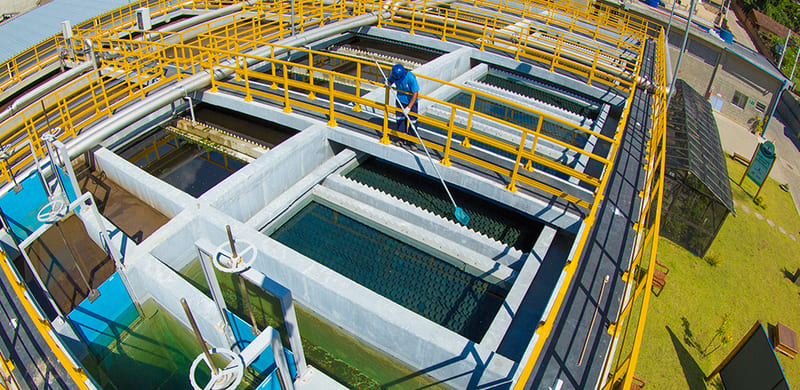 Vista aérea de estação de tratamento de água responsável por abastecimento urbano.
