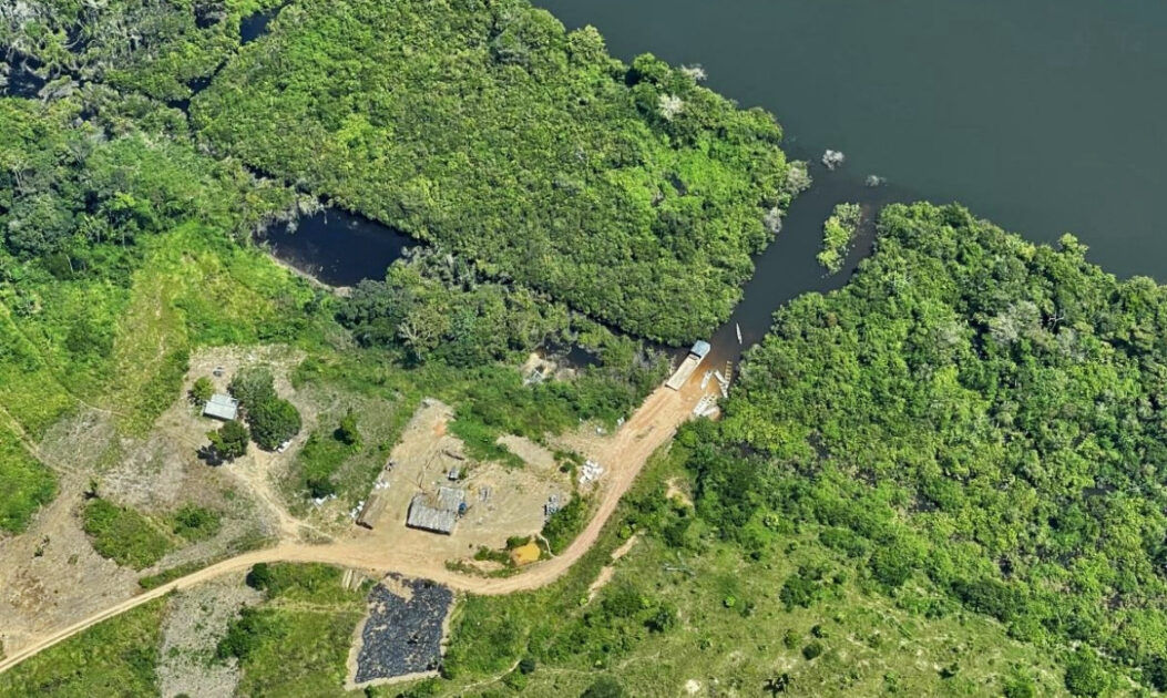 Estrada ilegal na Estação Ecológica Terra do Meio, evidenciando os impactos da expansão de estradas na Amazônia
