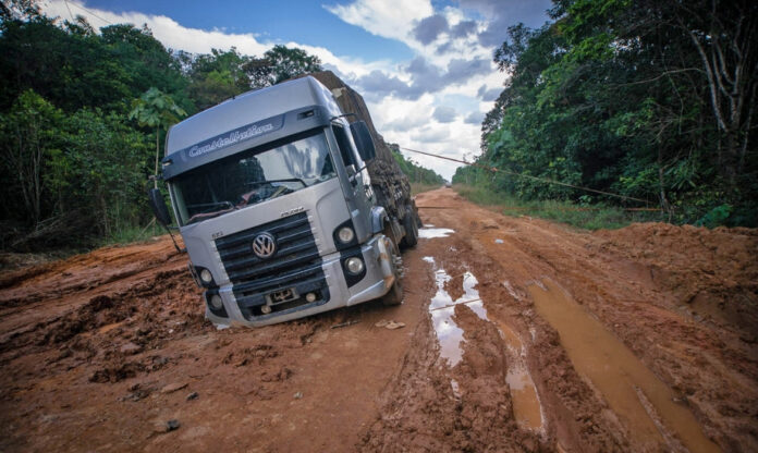 Caminhão atolado na BR-319.