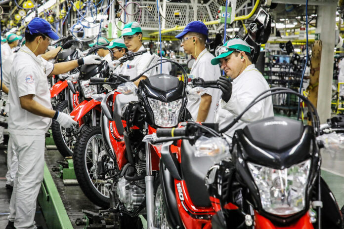 Funcionários montam motocicletas na linha de produção de uma fábrica no Polo Industrial de Manaus.
