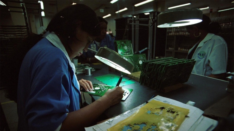 funcionario em linha de montagem de dvd da fabrica chinesa sva na zona franca de manaus am