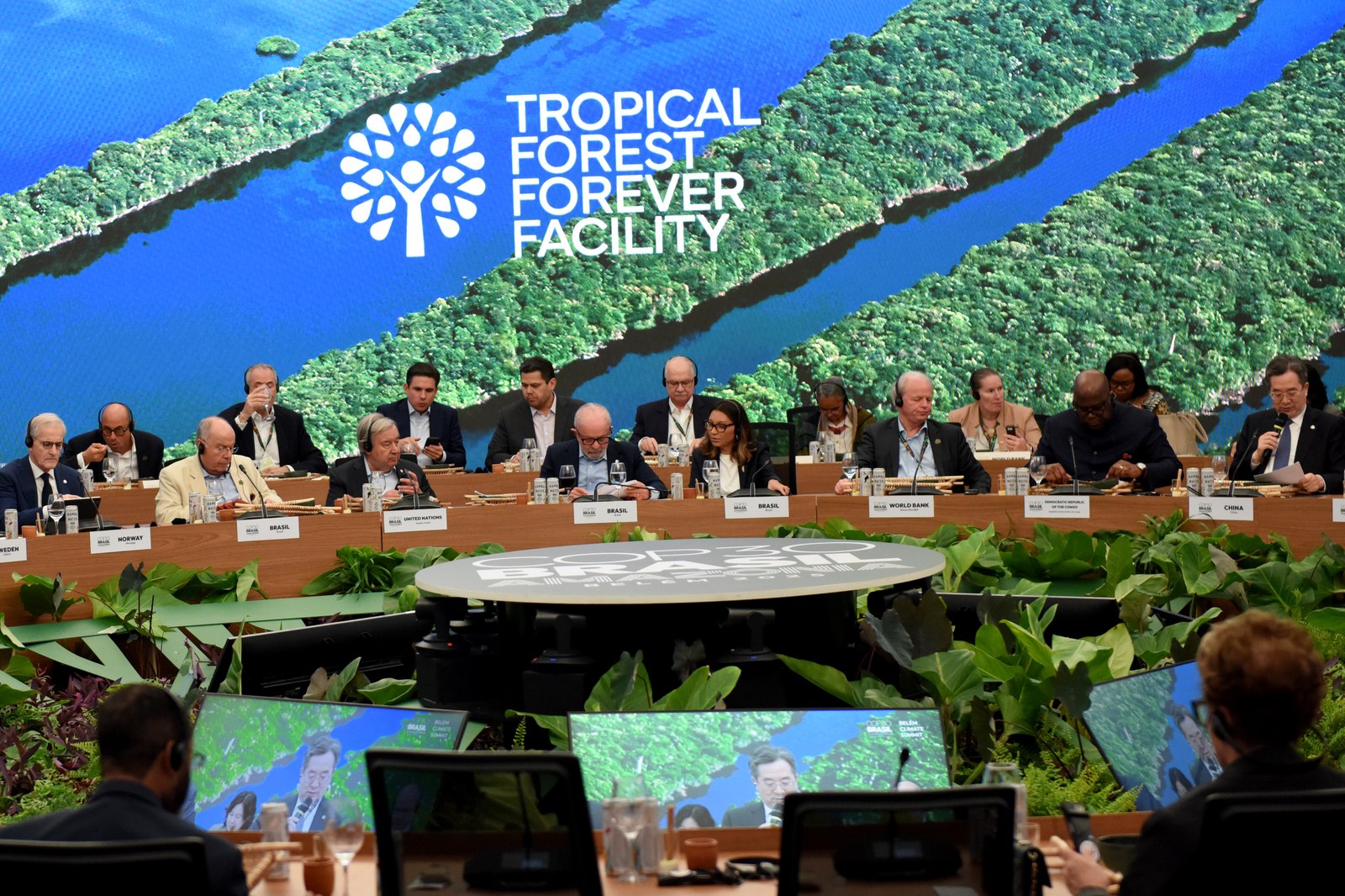 Representantes de diferentes países reunidos em plenária da COP30, discutindo o Fundo de Florestas Tropicais.