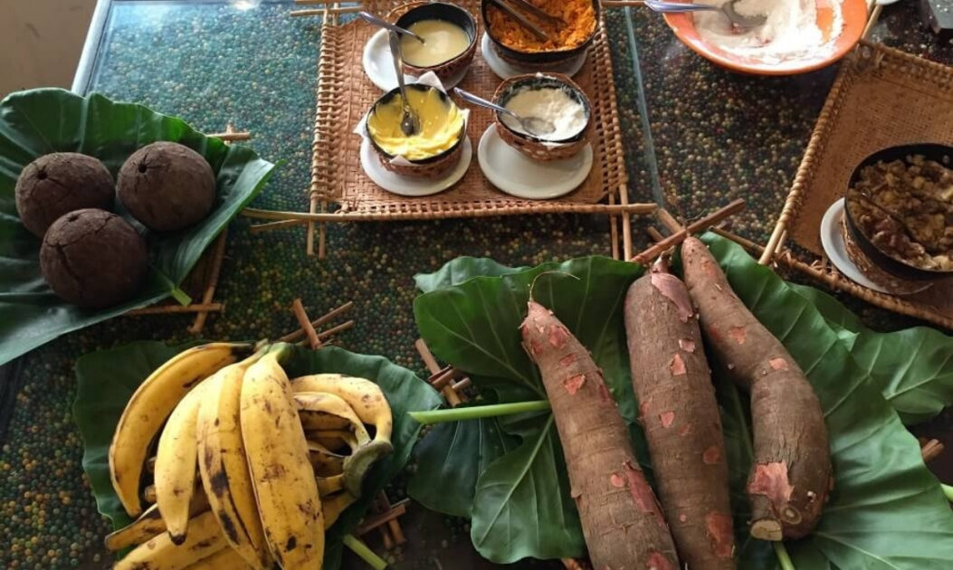 Ingredientes típicos da gastronomia amazônica sobre uma mesa de madeira.