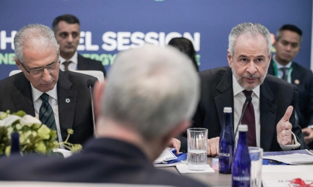 André Corrêa do Lago, presidente da COP30, conversa com representantes internacionais.