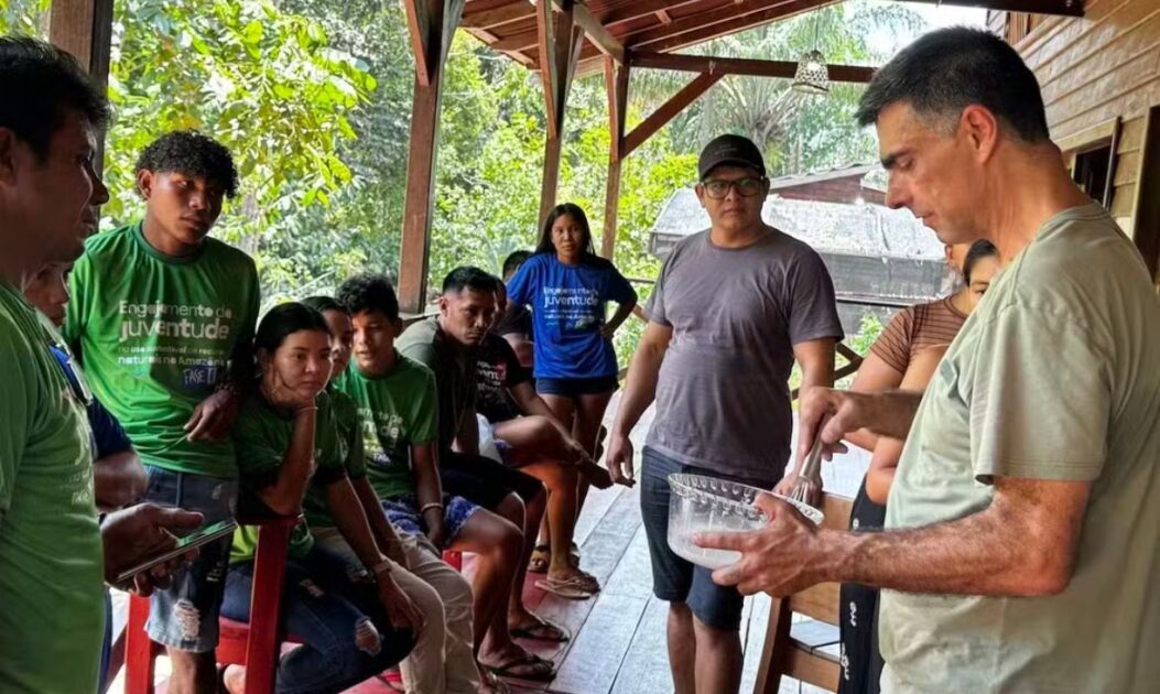 O aromaterapeuta Roger Consoli ensina jovens e adultos da RDS do Uatumã a fabricar incensos naturais no projeto do Idesam.