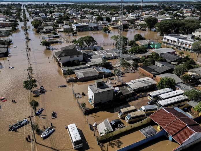 Enchente no Rio Grande do Sul alaga ruas e casas após chuvas extremas no Brasil. O avanço de eventos extremos como enchentes no Brasil tem aumentado a preocupação com mudanças climáticas em países emergentes, segundo novos levantamentos internacionais.