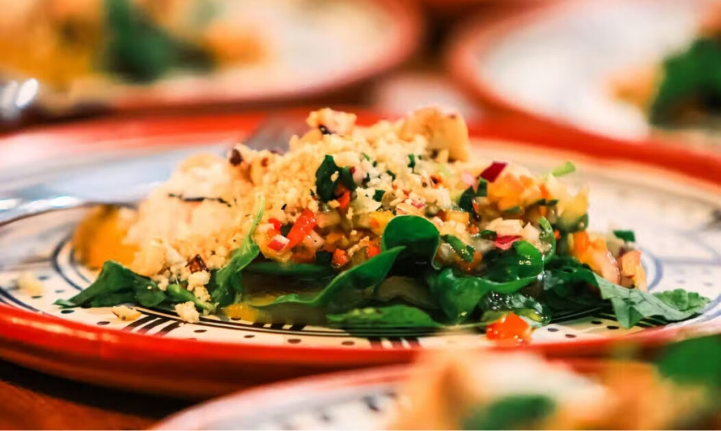 Prato da gastronomia amazônica criado pelo chef Léo Modesto, com ingredientes regionais e apresentação sofisticada.