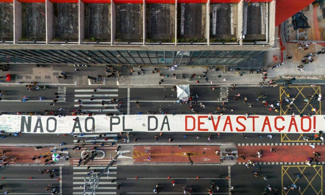 Manifestantes ocupam a Avenida Paulista com faixa gigante contra o PL do licenciamento ambiental.