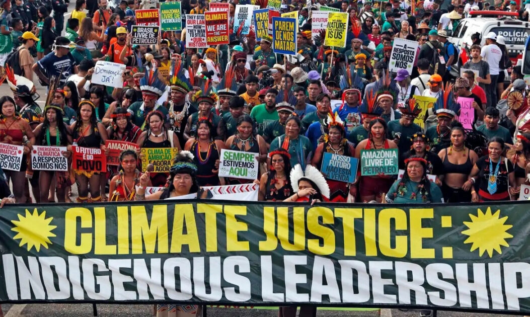 Marcha global indígena, protesto na COP30 em Belém.