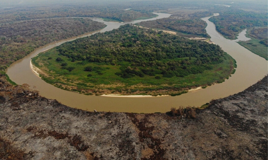 Vista aérea do Parque Nacional Encontro das Águas com áreas secas devido à seca no Pantanal.