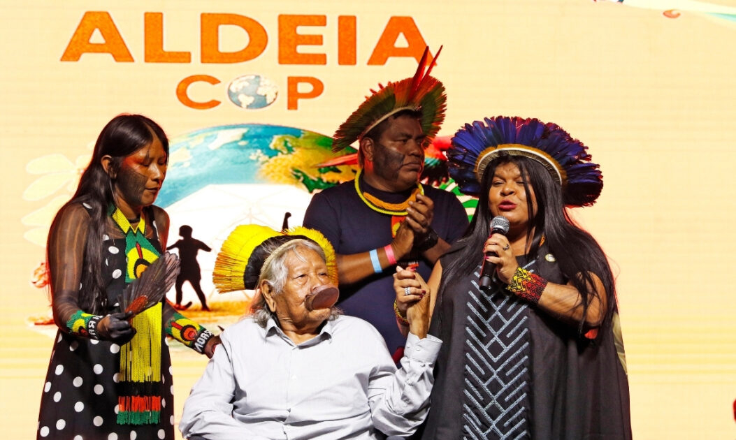 Sônia Guajajara e Cacique Raoni na inauguração da Aldeia COP durante a COP30 em Belém.