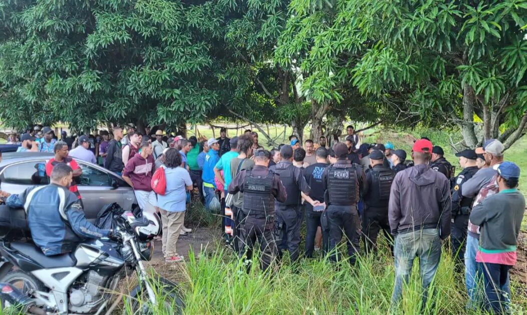 Policiais e moradores em área rural marcada por conflito fundiário.