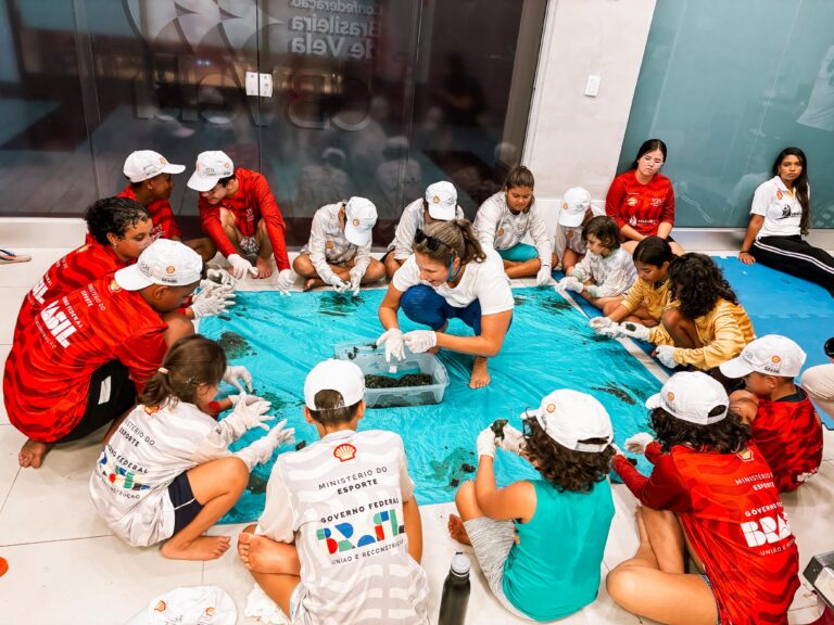 Crianças participam de atividade educativa sobre caravelas ecológicas e sustentabilidade.