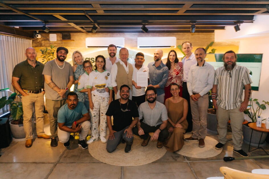 Pesquisadores e representantes de organizações reunidos durante a assinatura da Declaração de Mamirauá na COP30.