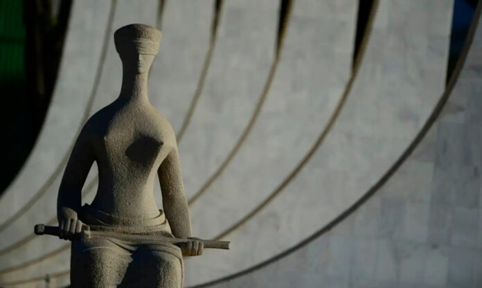 Estátua da Justiça diante do prédio do STF, relacionada ao julgamento do marco temporal.