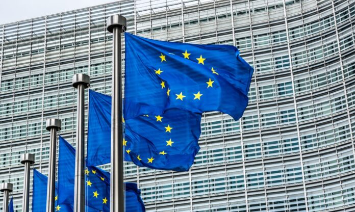 Bandeiras da União Europeia simbolizando o novo pacto climático para cortar emissões até 2040.