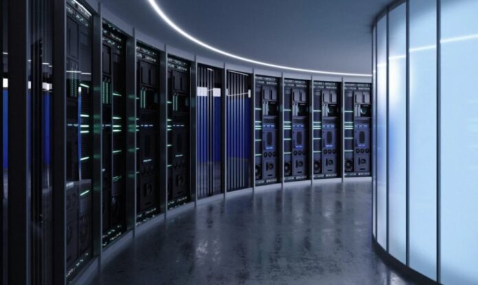 Interior de um data center moderno com corredores de servidores iluminados, representando infraestrutura de data centers sustentáveis.