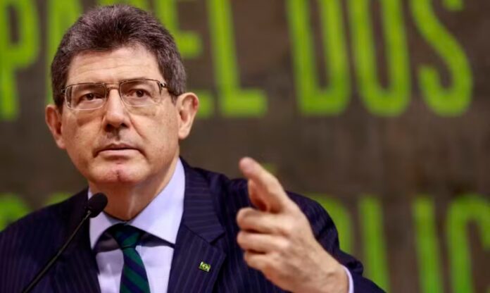 Joaquim Levy falando em evento no Insper sobre políticas climáticas e produtividade sustentável.