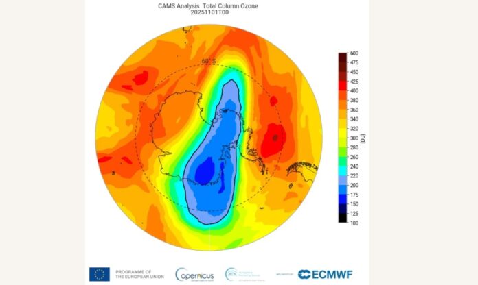 Mapa colorido com destaque para o buraco no ozônio sobre a Antártida em 2025.