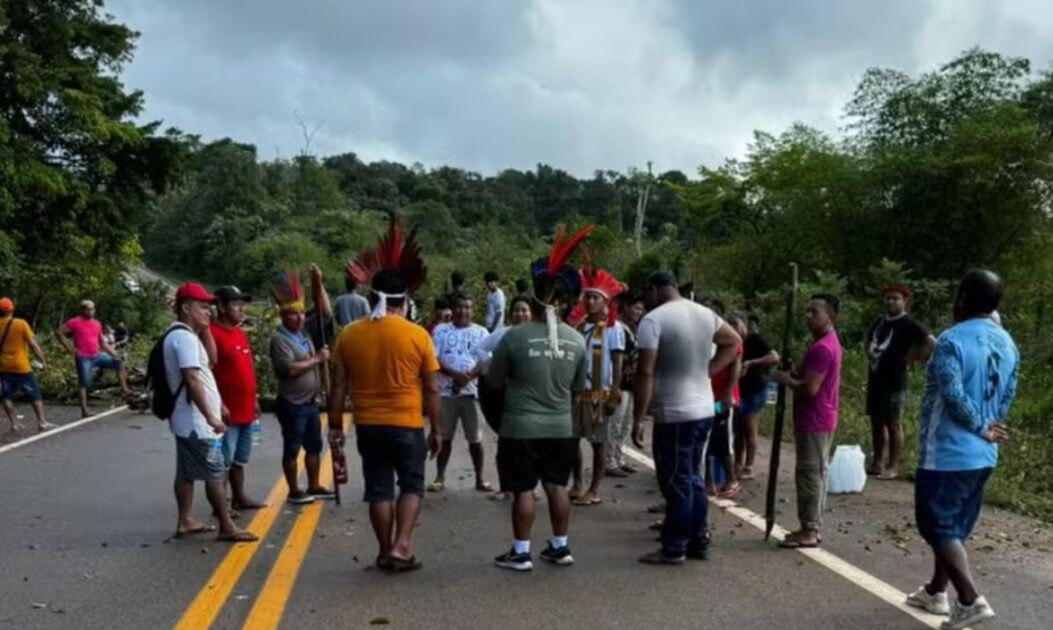 Indígenas protestam contra o marco temporal bloqueando a BR-156 em Oiapoque, Amapá.