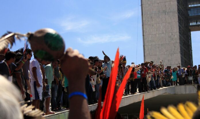 Indígenas protestam contra o marco temporal em frente ao Congresso Nacional.