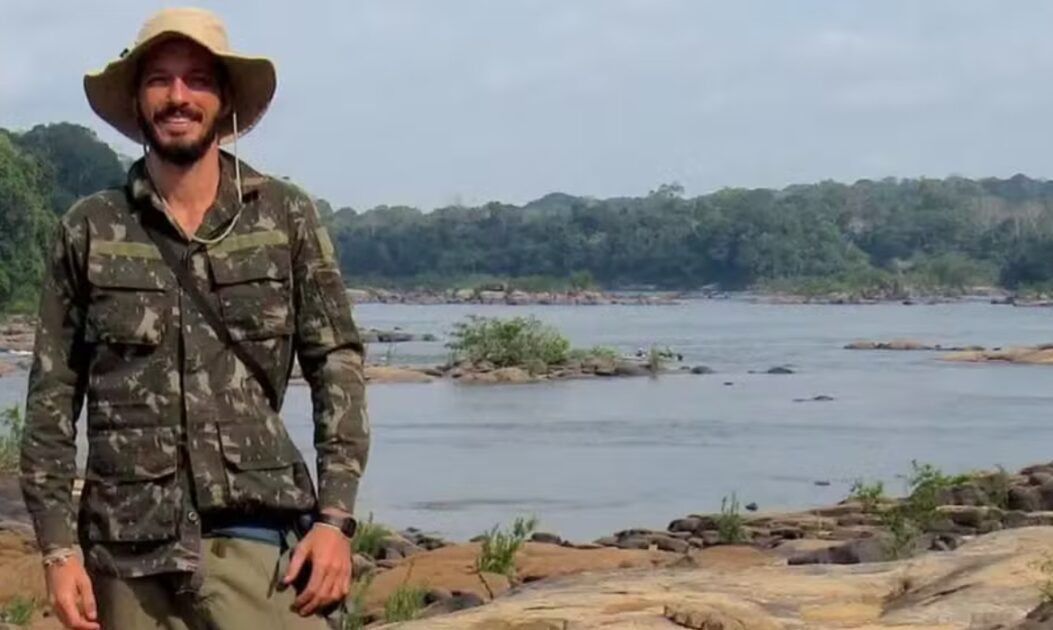 Rodrigo Costa Araújo explorando regiões da floresta para descobrir espécies na Amazônia