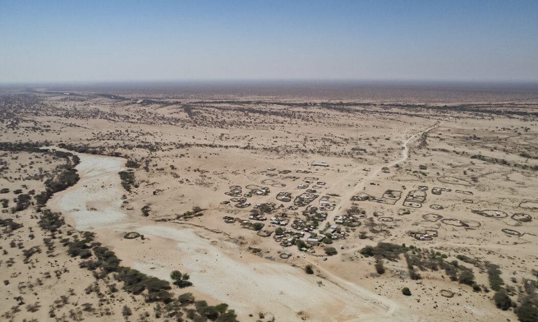 Terra árida e rachada na África, evidenciando os impactos da origem da chuva nas secas prolongadas.