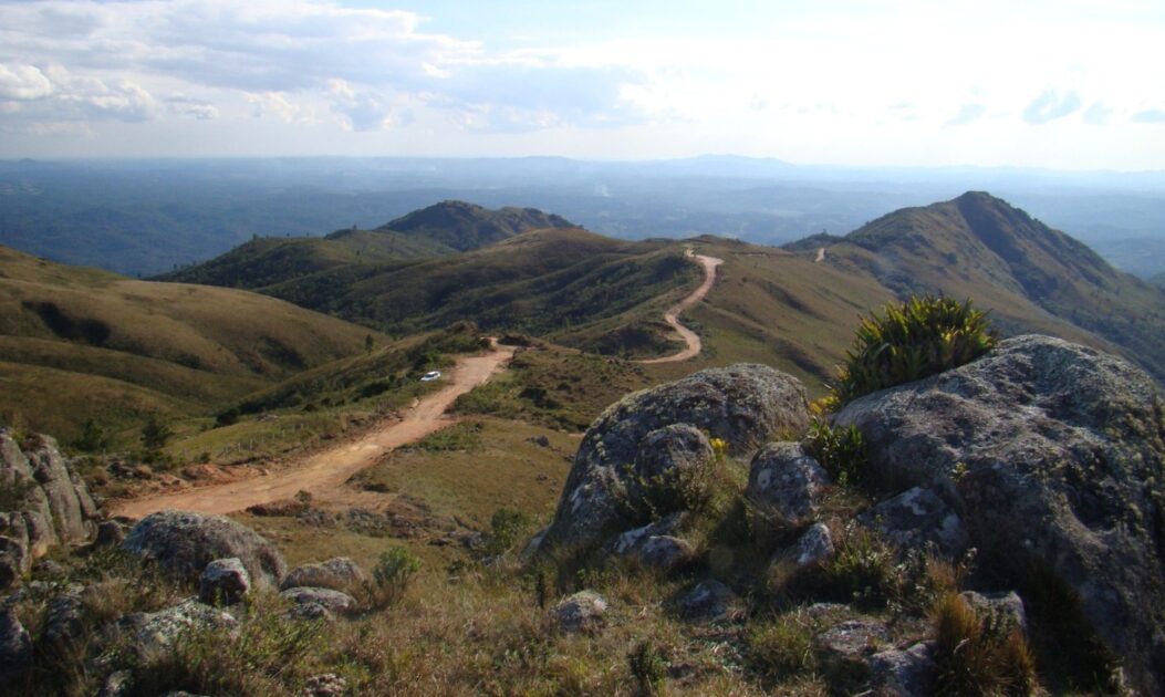 Vista aérea dos campos do Quiriri, habitat da nova espécie de sapo descoberta na Mata Atlântica.