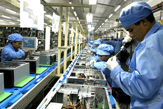 Funcionários em linha de produção moderna na Zona Franca de Manaus, vinculada à bioeconomia no Amazonas.