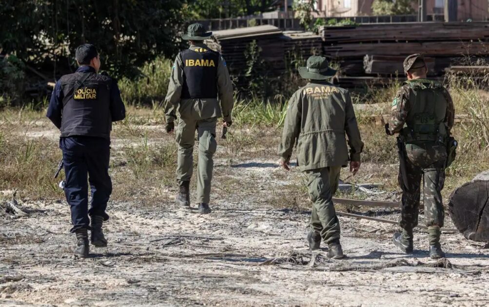 Agente ambiental participa de ação de fiscalização em área afetada pelo desmatamento na Amazônia e no Cerrado.