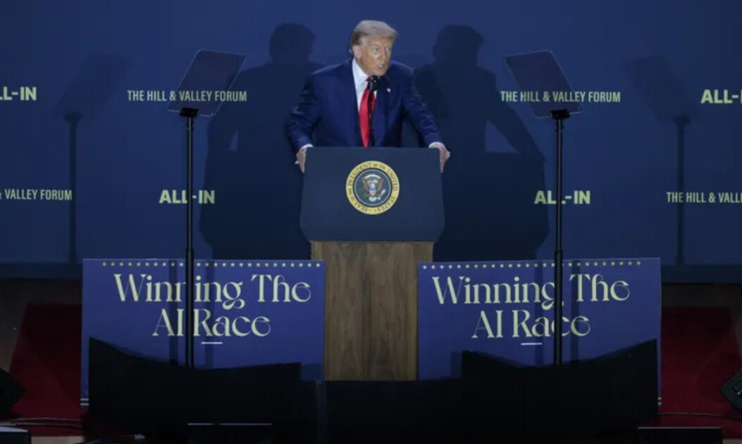Donald Trump discursando durante o evento “Winning the AI Race”, no qual apresentou o Plano de Ação para Inteligência Artificial dos Estados Unidos, destacando o papel estratégico da IA na segurança nacional.