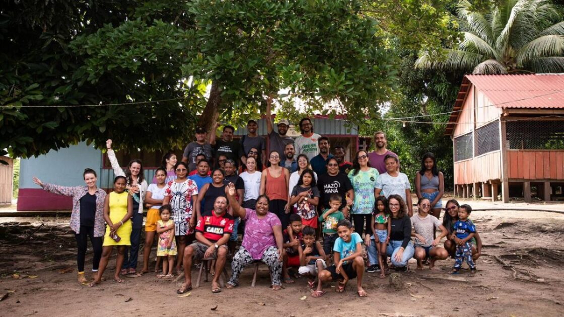 Integrantes da AMAZ Aceleradora e moradores de comunidade ribeirinha participam de atividade de bioeconomia apoiada pelo Idesam na Amazônia.