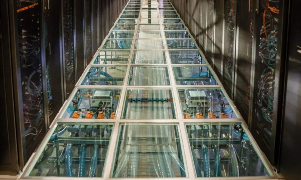 O sistema de resfriamento por água aquecida de um data center do Sandia Labs, em Albuquerque, Novo México. A instalação recebeu certificação LEED Ouro por sua eficiência energética em 2020. 