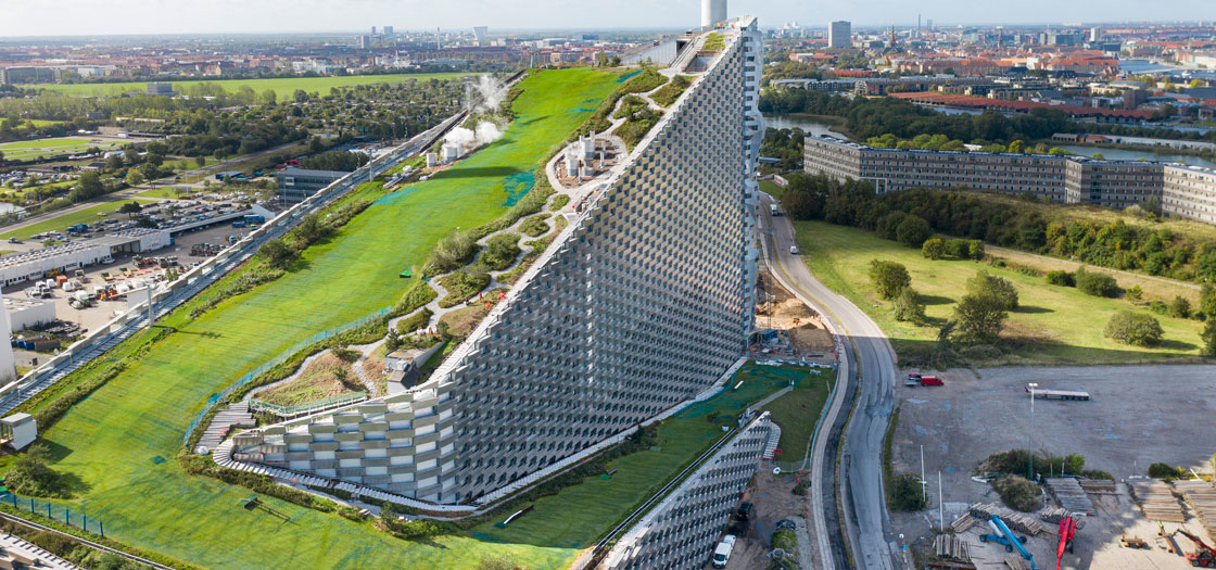 A usina Copenhill em Copenhague, que transforma resíduos em energia com baixas emissões de carbono, vista com sua pista de esqui no telhado.