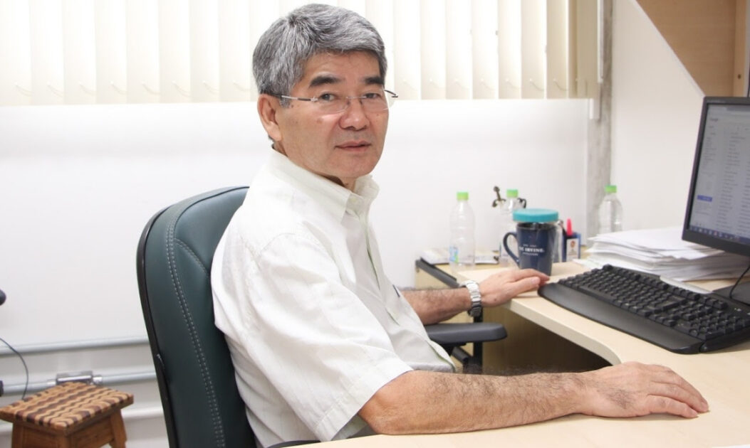 Retrato do pesquisador Niro Higuchi, especialista em manejo florestal da Amazônia e coautor de estudo sobre os impactos das secas quentes no bioma.