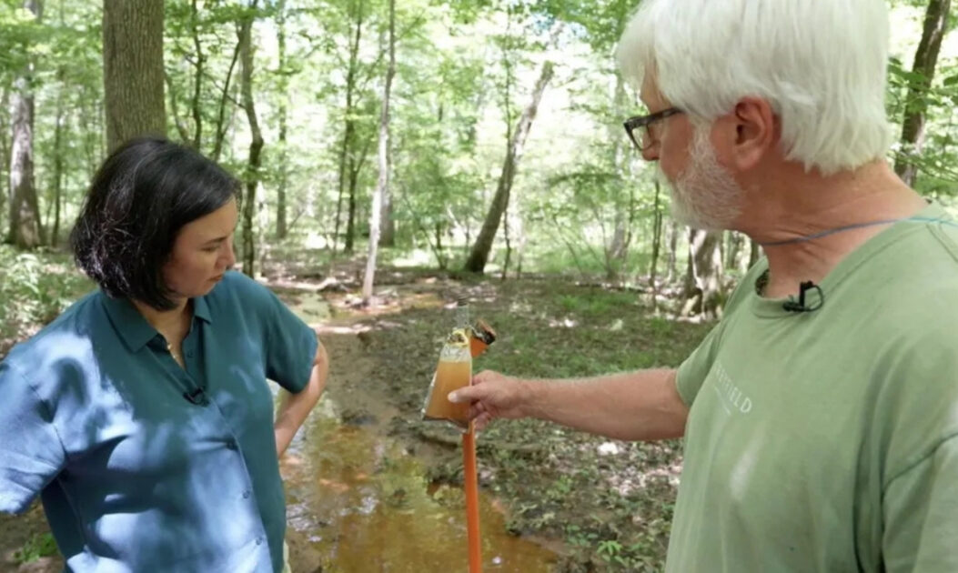 Gordon Rogers coleta amostra de água do rio Flint, na Geórgia, para avaliar impactos ambientais na região próxima a data centers.