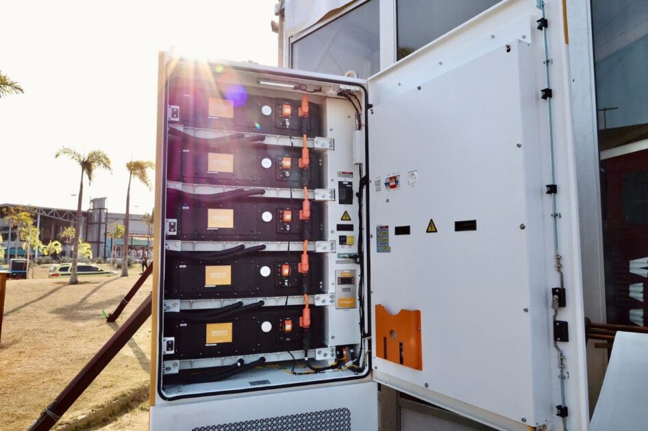 Sistema UBESS de armazenamento de energia com baterias instalado em infraestrutura industrial no Brasil.
