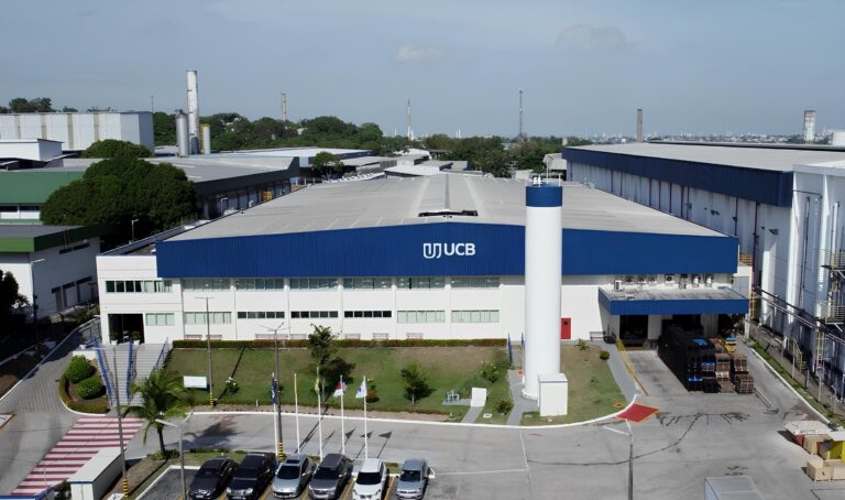 Imagem aérea da fábrica da UCB Power em área industrial de Manaus.