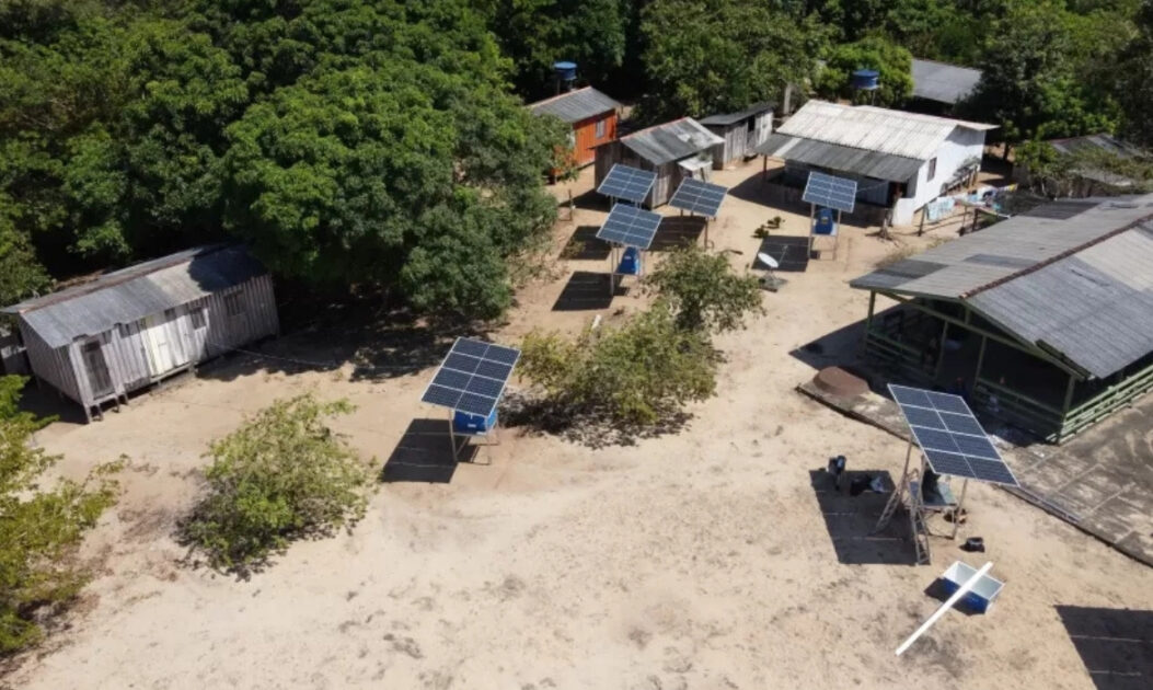 Instalação de baterias da UCB Power em comunidade amazônica isolada,
