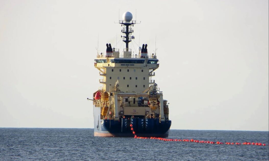 Navio especializado realiza instalação de cabos submarinos para ampliar infraestrutura de internet internacional.