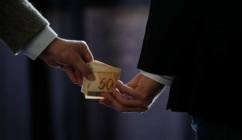 Enquanto os homens exercem seus podres poderes