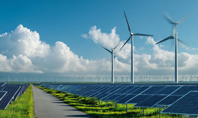 Turbina eólica e painéis solares integrados a sistemas de baterias para armazenamento de energia renovável no Brasil.