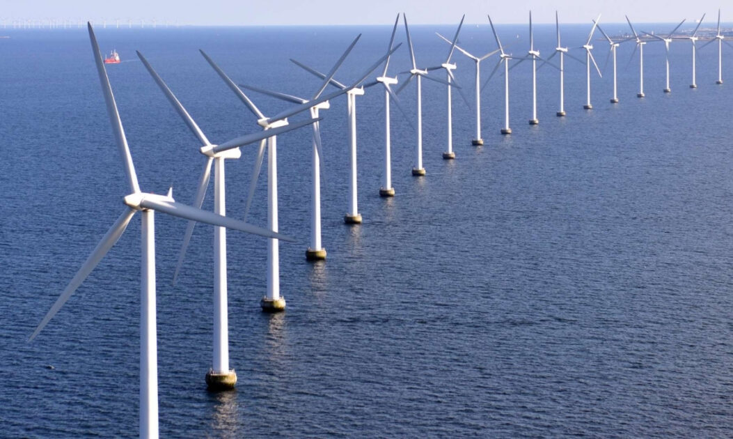 Turbinas de energia eólica offshore instaladas no mar destacam o uso dos oceanos na geração de energia renovável.