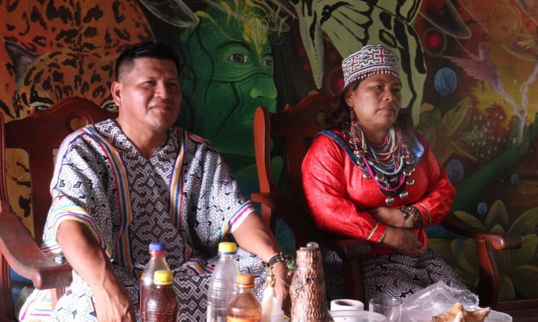 Lideranças indígenas amazônicas durante encontro cultural, contexto relacionado ao debate sobre regulamentação de psicodélicos e proteção de saberes tradicionais.