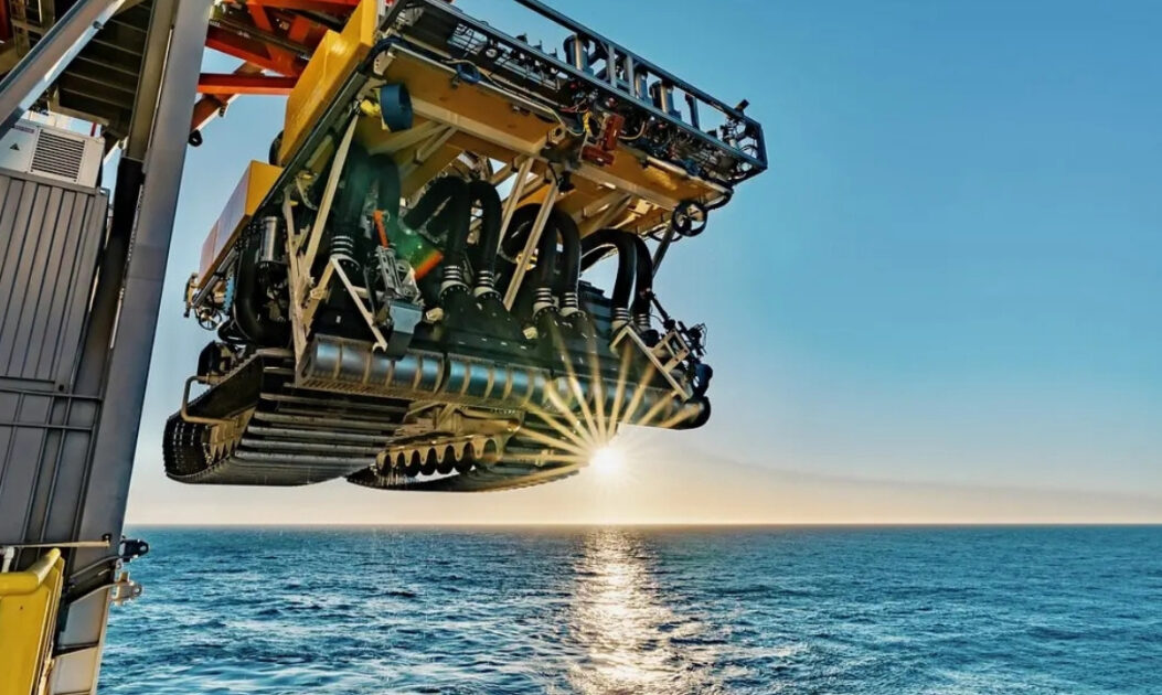 Equipamento de mineração em águas profundas ilustra a exploração de recursos minerais nos oceanos.