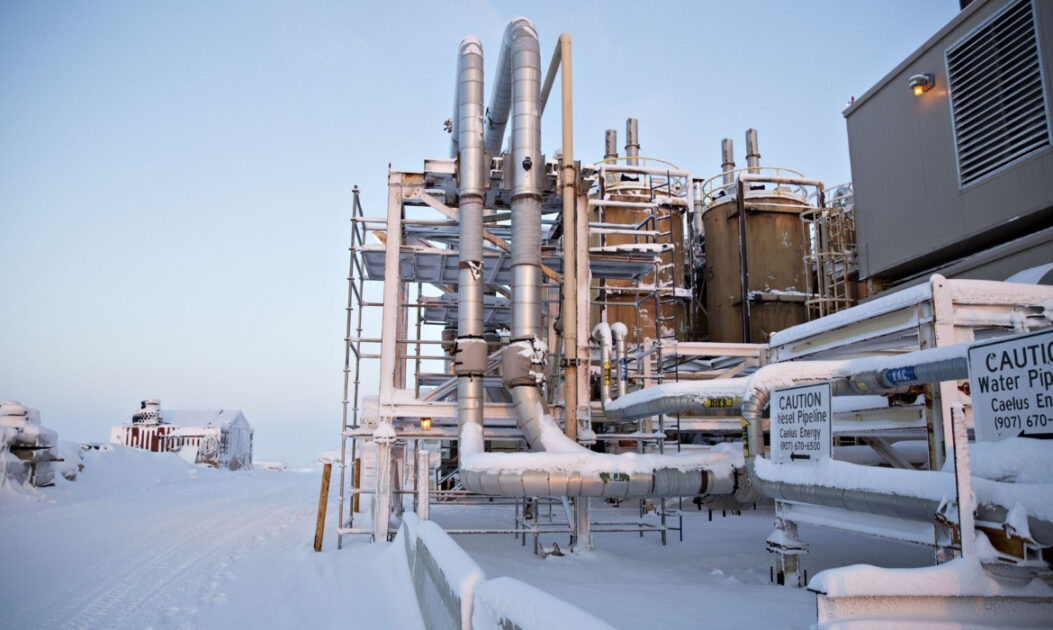 Instalação de extração de petróleo no Alasca, área liberada para exploração após mudanças na política climática dos EUA.